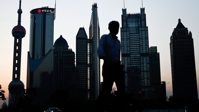 Skyline von Schanghai mit der Silhouette eines Mannes Skyline von Schanghai mit der Silhouette eines Mannes