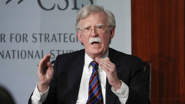 Der ehemalige Sicherheitsberater John Bolton hat Kenntnis über die Ereignisse in der Ukraine-Affäre. Der ehemalige Sicherheitsberater John Bolton hat Kenntnis über die Ereignisse in der Ukraine-Affäre.