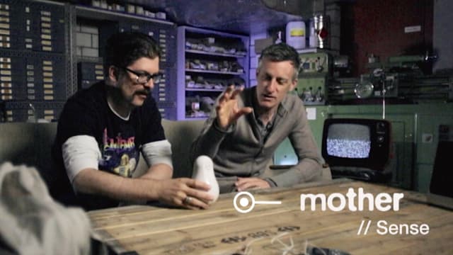 Guido Berger und Lucius Müller zeigen das Mother-Gerät. Guido Berger und Lucius Müller zeigen das Mother-Gerät.