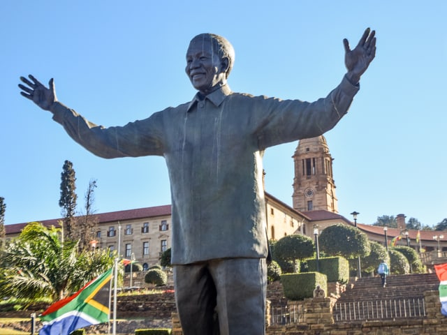 Bronzestatue von Mandela vor den Union Buildings, dem Sitz der südafrikanischen Regierung in Pretoria. Bronzestatue von Mandela vor den Union Buildings, dem Sitz der südafrikanischen Regierung in Pretoria.