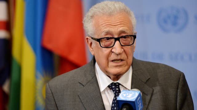 Lakhdar Brahimi gibt in New York vor den Medien seinen Rücktritt bekannt. Lakhdar Brahimi gibt in New York vor den Medien seinen Rücktritt bekannt.