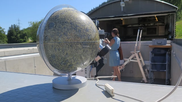 Lampe, die aussieht wie ein Mond Lampe, die aussieht wie ein Mond