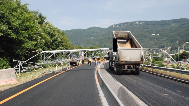 Lastwagen auf A2, vor ihm Kabel und Gerüst Lastwagen auf A2, vor ihm Kabel und Gerüst