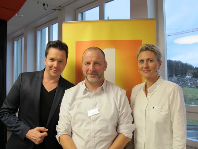 SRF 1-Moderatoren und ein Hörer. SRF 1-Moderatoren und ein Hörer.