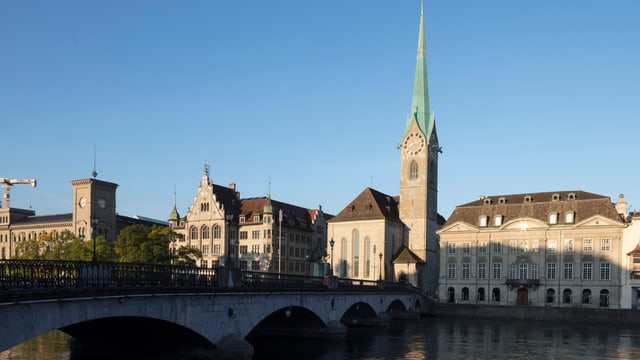 Kirche an Flussufer Kirche an Flussufer
