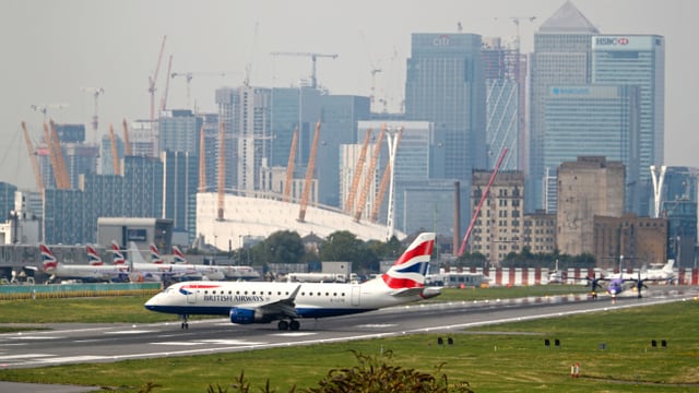 Ein Flugzeug auf der Landebahn des City-Airports in London. Ein Flugzeug auf der Landebahn des City-Airports in London.