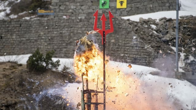 Dem Böögg jagt es den Kopf weg. Dem Böögg jagt es den Kopf weg.