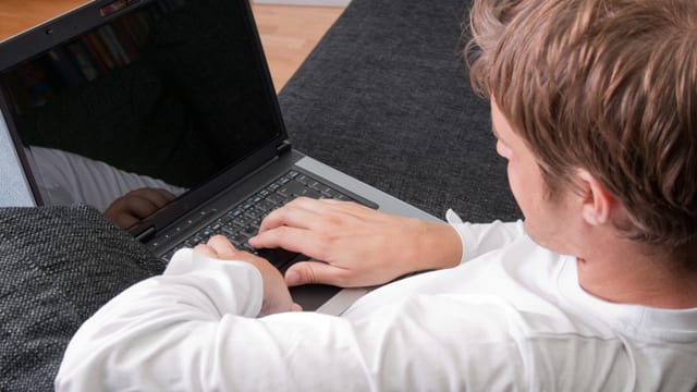 Mann, der einen Laptop bedient. Mann, der einen Laptop bedient.