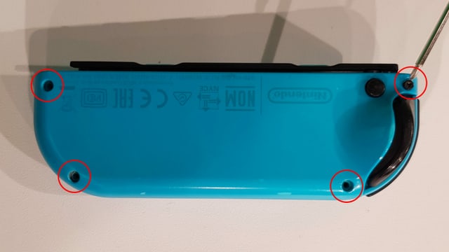 4 Schrauben lösen und anschliessend den Joy-Con wie ein Buch aufklappen. 4 Schrauben lösen und anschliessend den Joy-Con wie ein Buch aufklappen.