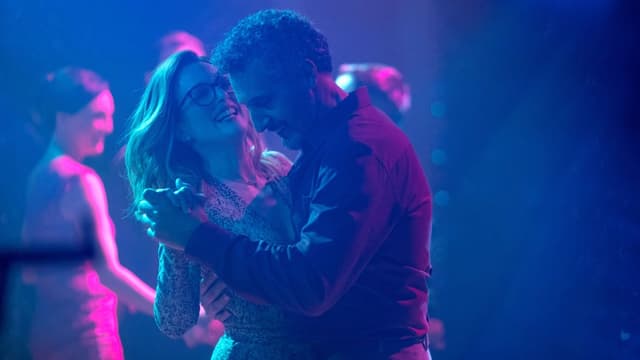 Filmstill aus «Gloria Bell» mit Julianne Moore: Ein Paar beim Tanzen. Filmstill aus «Gloria Bell» mit Julianne Moore: Ein Paar beim Tanzen.