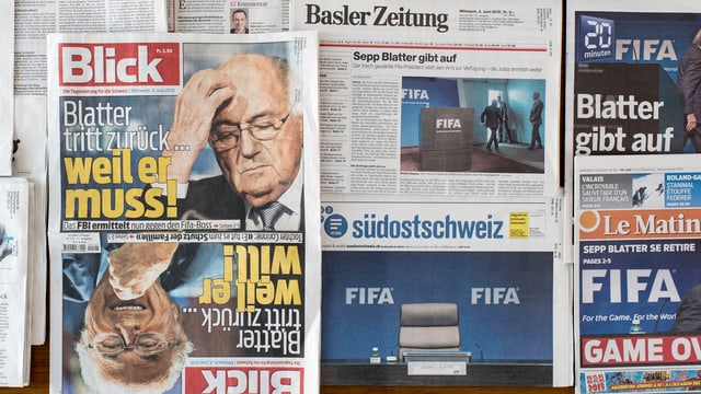 Zeitungs-Titelseiten berichten über den Rücktrit Sepp Blatters als Fifa-Präsident. Zeitungs-Titelseiten berichten über den Rücktrit Sepp Blatters als Fifa-Präsident.