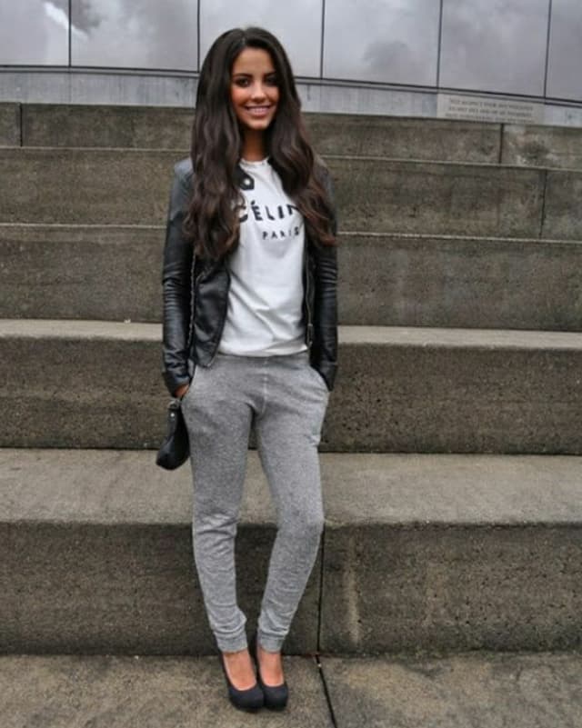 Frau mit Highheels und Lederjacke. Hose zu eng