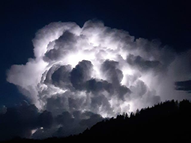 Lichtshow am Abendhimmel - Spektakuläre Gewitterwolken - Meteo - SRF