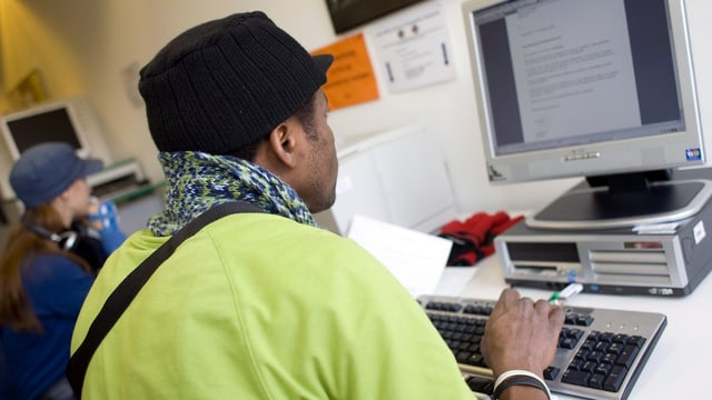 Jugendlicher vor PC sitzend Jugendlicher vor PC sitzend