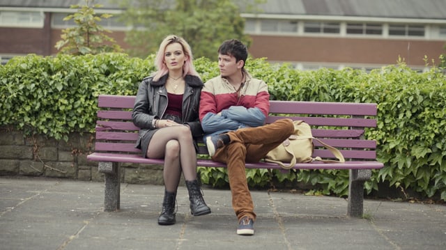 Emma Mackey und Asa Butterfield auf einer Bank Emma Mackey und Asa Butterfield auf einer Bank