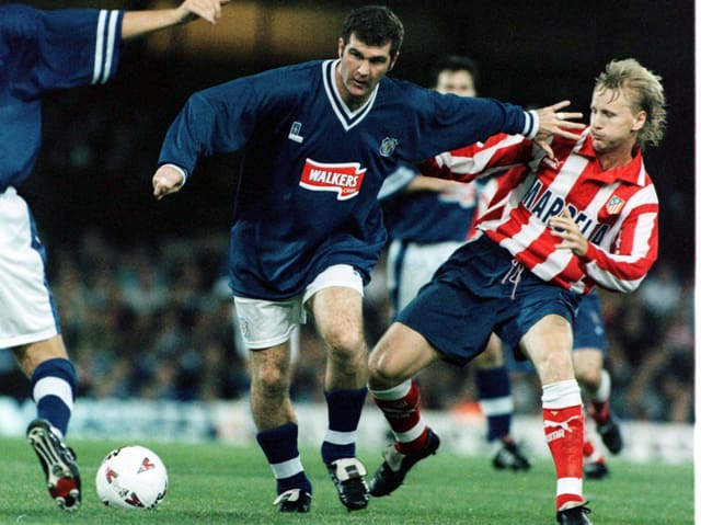 Leicesters Ian Marshall im Zweikampf mit Atleticos Radek Bejbl. Leicesters Ian Marshall im Zweikampf mit Atleticos Radek Bejbl.
