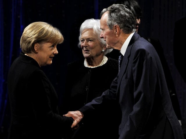 Angela Merkel, Barbara Bush und George Bush sen. Angela Merkel, Barbara Bush und George Bush sen.