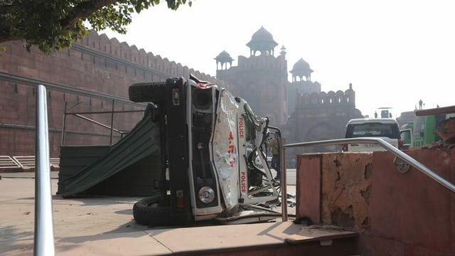 Gewalt gegen die Staatsgewalt: Ein zerstörtes Polizeiauto vor dem Red Fort in Dehli. Gewalt gegen die Staatsgewalt: Ein zerstörtes Polizeiauto vor dem Red Fort in Dehli.