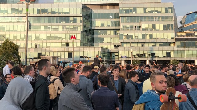 Eine Menschenmenge, überwiegend Männer, demonstrieren in Moskau. Eine Menschenmenge, überwiegend Männer, demonstrieren in Moskau.