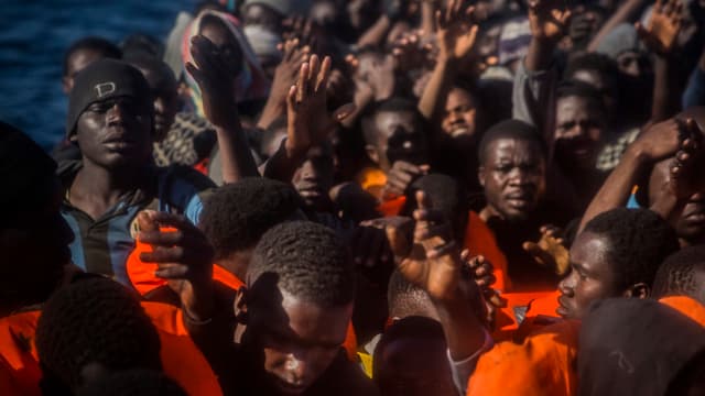 Migranten und Flüchtlinge auf einem Boot. Migranten und Flüchtlinge auf einem Boot.
