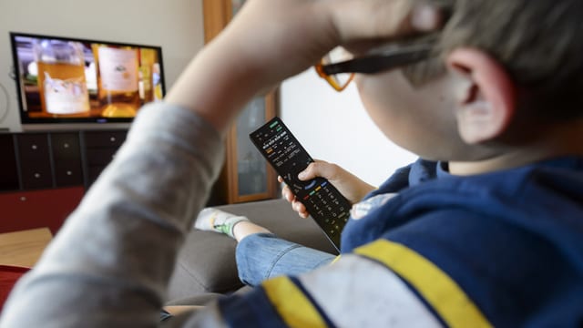 Junger TV-Konsument vor der Glotze. Junger TV-Konsument vor der Glotze.