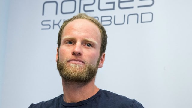 Il passlunghist norvegiais Martin Johnsrud Sundby a la conferenza da medias ad Oslo. Il passlunghist norvegiais Martin Johnsrud Sundby a la conferenza da medias ad Oslo.