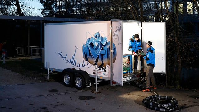 Ein zweiachsiger Anhänger, in dem das mobile Wasserlabor untergebracht ist Ein zweiachsiger Anhänger, in dem das mobile Wasserlabor untergebracht ist
