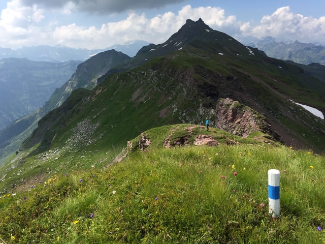 Grat mit einer blau-weissen Markierung Grat mit einer blau-weissen Markierung