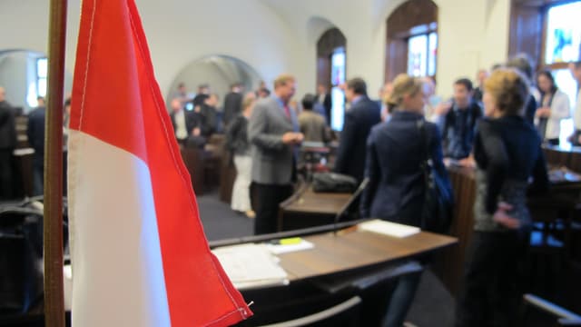 Parlamentarier im Kantonsratssaal in Solothurn am Diskutieren. Im Vordergrund eine Kantonsflagge. Parlamentarier im Kantonsratssaal in Solothurn am Diskutieren. Im Vordergrund eine Kantonsflagge.