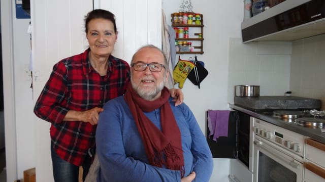 Carmen Maissen ensemen cun ses um Noldi en cuschina. Carmen Maissen ensemen cun ses um Noldi en cuschina.