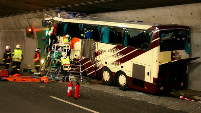 Der teilweise zerstörte Car nach dem Unglück. Der teilweise zerstörte Car nach dem Unglück.