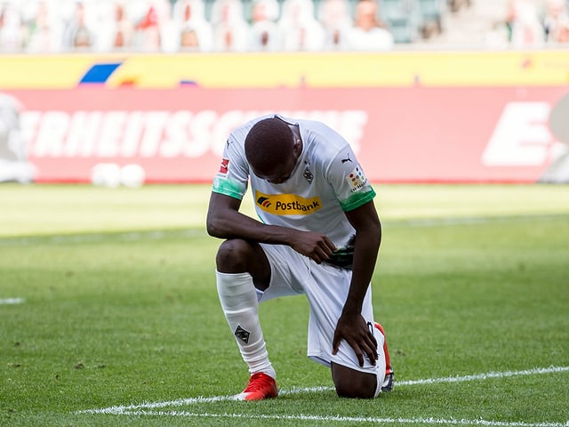Marcus Thuram kniet nach dem 2:0 gegen Union Berlin hin. Marcus Thuram kniet nach dem 2:0 gegen Union Berlin hin.