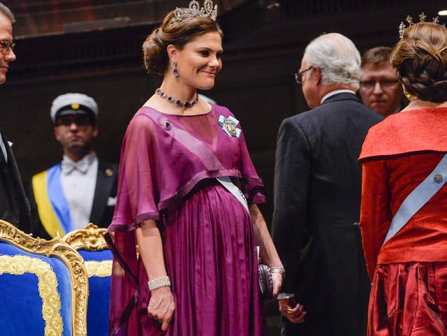 Schangere Victoria in purpurnem Kleid. Schangere Victoria in purpurnem Kleid.