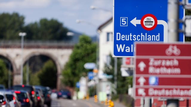 Grenze in Koblenz. Blaues Strassenschild weist den Weg zum Zoll. Grenze in Koblenz. Blaues Strassenschild weist den Weg zum Zoll.