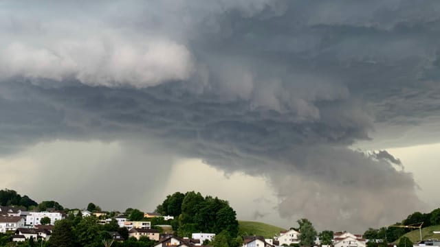 Bedrohliche Gewitterwolken über Adligenswil. Bedrohliche Gewitterwolken über Adligenswil.