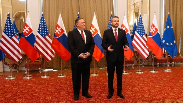 Pompeo und Pellegrini auf rotem Teppich vor den Nationalflaggen. Pompeo und Pellegrini auf rotem Teppich vor den Nationalflaggen.