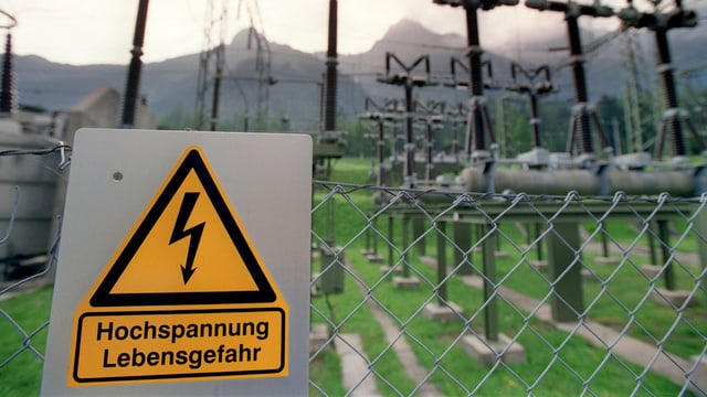 Warnschild in einem Elektrizitätswerk Warnschild in einem Elektrizitätswerk