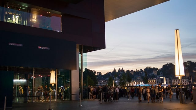 Gebäude in Dämmerung mit einer hell beleuchteten Lampe Gebäude in Dämmerung mit einer hell beleuchteten Lampe
