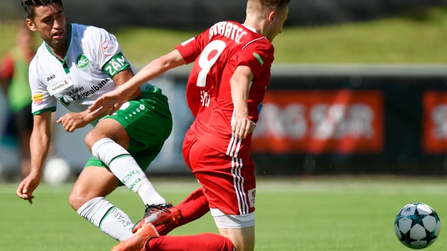 Fussballer im Zweikampf Fussballer im Zweikampf