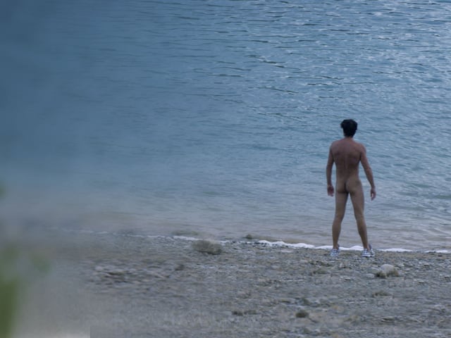 Nackter Mann am See aus der Ferne. Nackter Mann am See aus der Ferne.