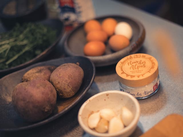 Knoblauch, Salz, Eier und Randen Knoblauch, Salz, Eier und Randen