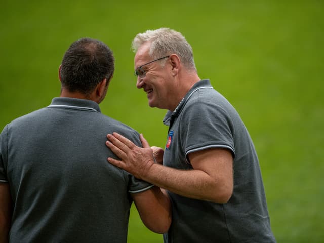 Trainer Frank Schmidt (r.) und der Vorstandsvorsitzende Holger Sanwald.