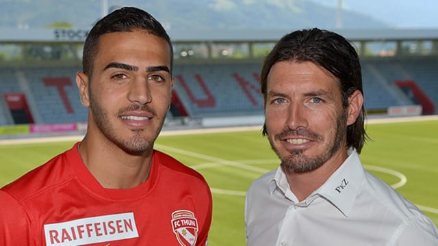 Lotem Zino, die Thuner Neuverpflichtung, posiert mit Sportchef Andres Gerber. Lotem Zino, die Thuner Neuverpflichtung, posiert mit Sportchef Andres Gerber.
