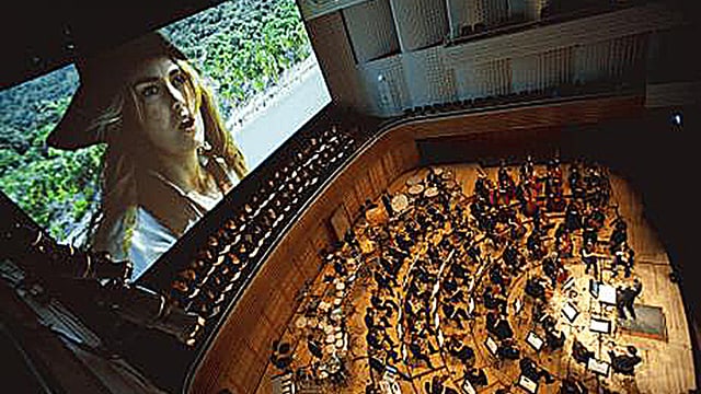 Während auf dem Grossbildschirm der Film "Pirates of the Caribbean 2" läuft, spielt im Luzerner KKL das 21st Century Symphony Orchestra. Während auf dem Grossbildschirm der Film "Pirates of the Caribbean 2" läuft, spielt im Luzerner KKL das 21st Century Symphony Orchestra.