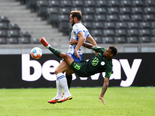 Wolfsburgs Lukas Nmecha (rechts) versucht im Duell mit Herthas Lucas Tousart alles, um an den Ball zu kommen.