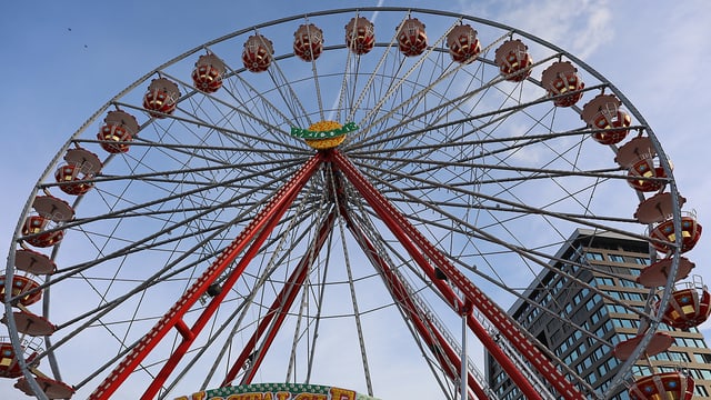 Riesenrad vor Hochhaus. Riesenrad vor Hochhaus.