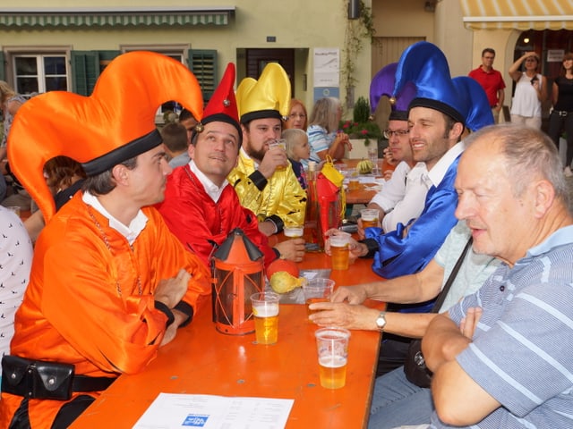 Männer in verschiedenfarbigen Narrengewändern.