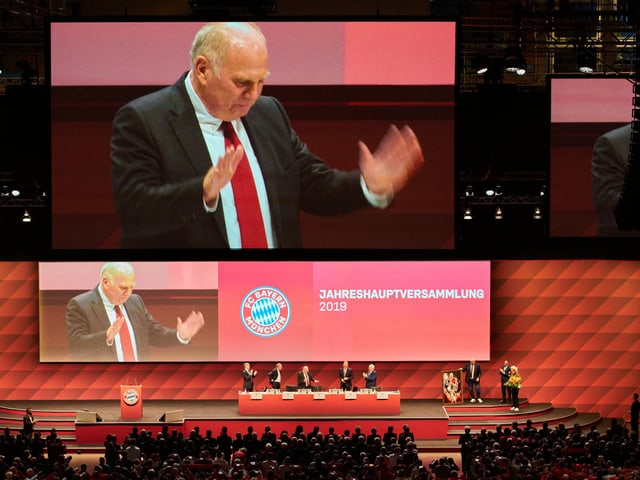 Ueli Hoeness gestikuliert am Rednerpult. Ueli Hoeness gestikuliert am Rednerpult.