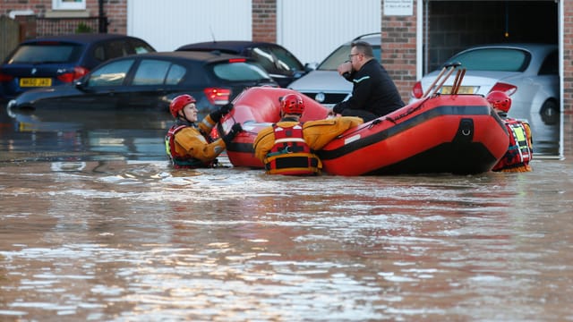 Menschen in und an einem Schlauchboot Menschen in und an einem Schlauchboot