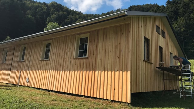 Hütte, Fassade mit hellem Holz, offensichtlich renoviert Hütte, Fassade mit hellem Holz, offensichtlich renoviert